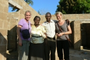 Marion Rhoda Paul en Sandra in de fundamenten van Springs of Life