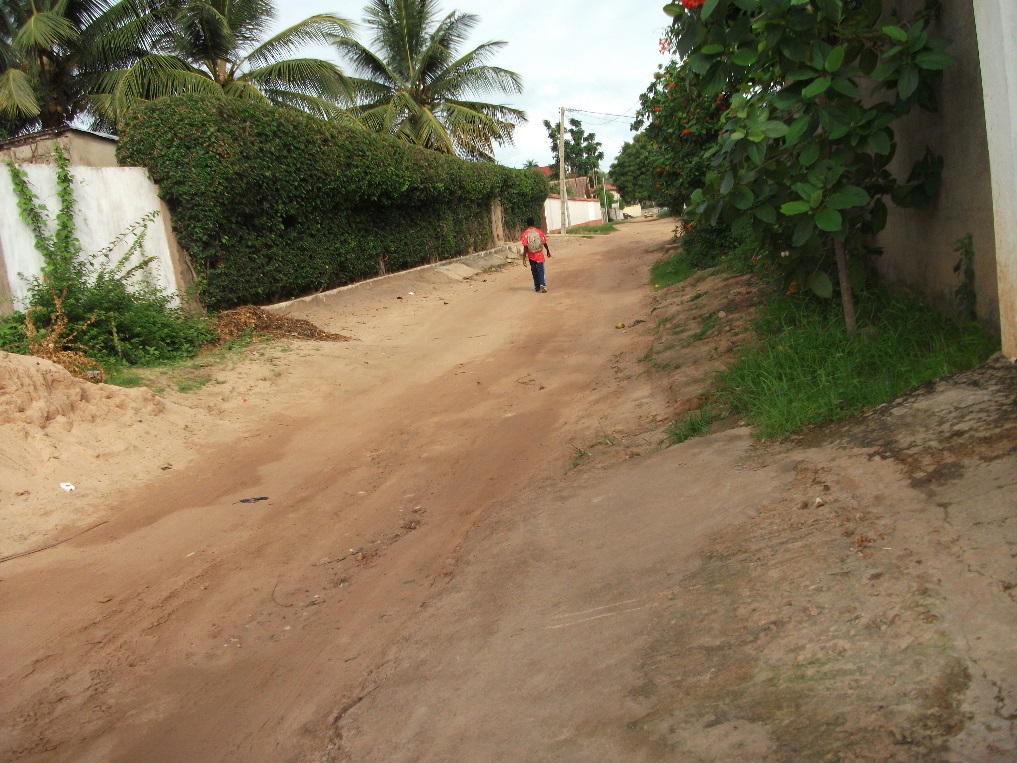 Effect van de regentijd op wegen in Gambia -- foto timmerworkshop project Yoba-Gambia