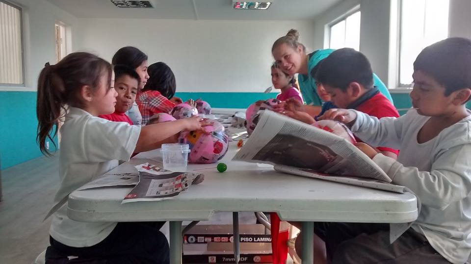 Knutselen in het sociale centrum in Santiago Chili. Vandaag wordt er iets gemaakt met papier-maché